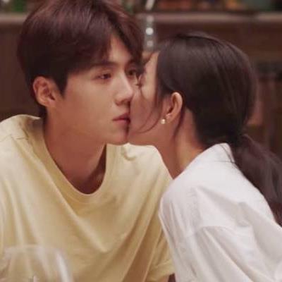 Điểm phim Kbiz: Min Ah hôn Seon Ho, rating Làng Biển vọt lên 10%
