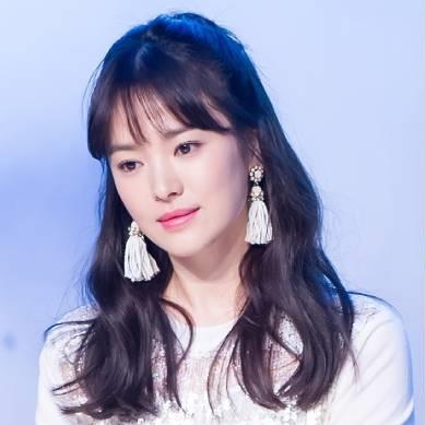 Song Hye Kyo cứ buộc tóc nửa đầu là gây thương nhớ