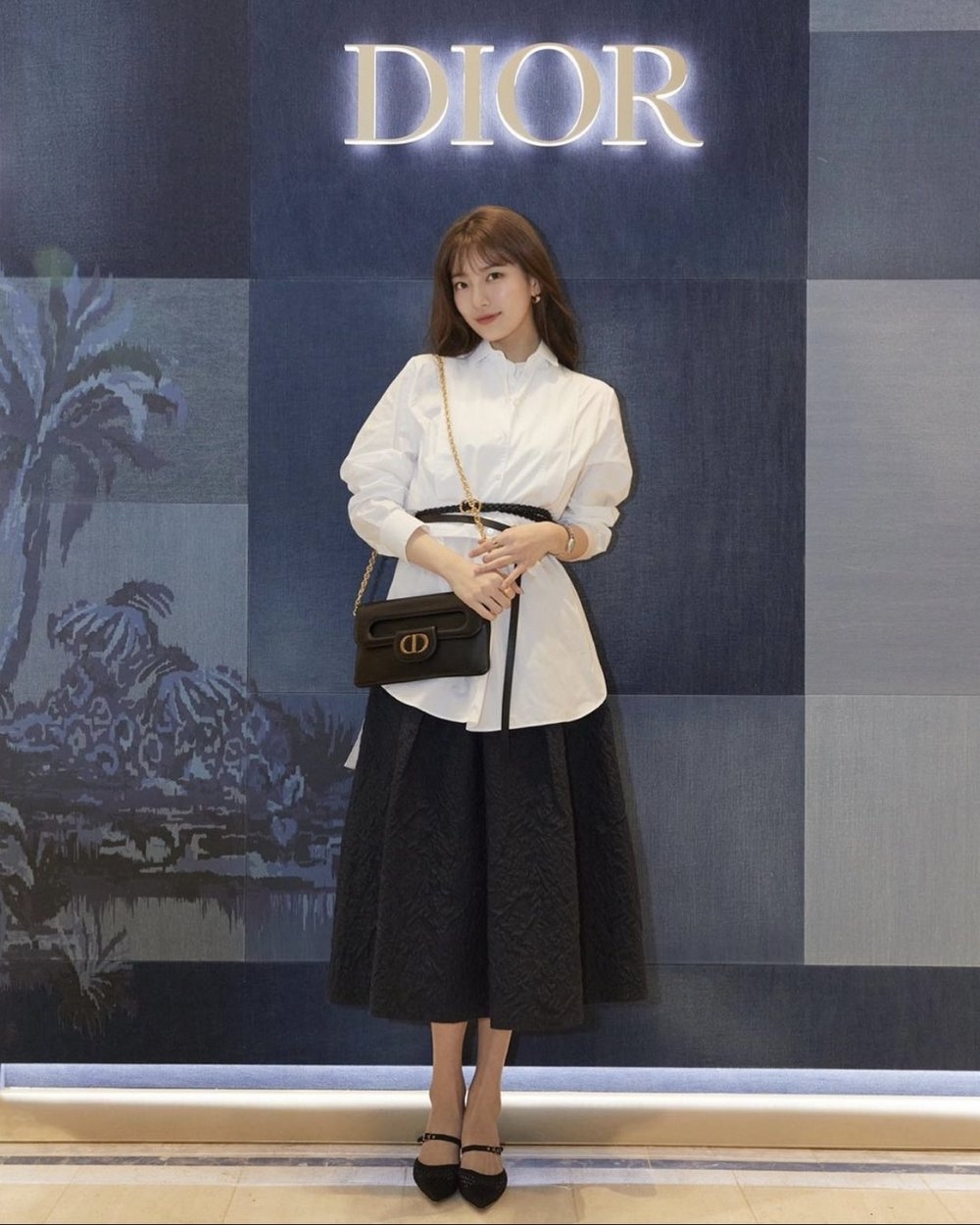 Heres Everything Human Dior Suzy Carries In Her Lady Dior Bag  Koreaboo