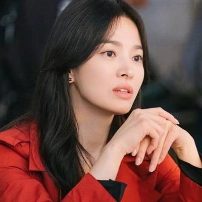 Kbiz hôm nay: Song Hye Kyo đẹp dịu dàng, thời thượng trong phim mới