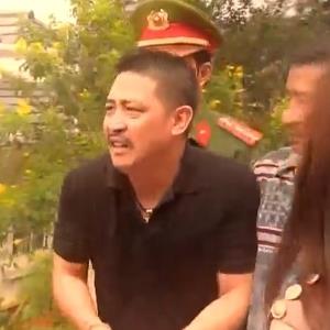 Hương Vị Tình Thân: Lão Tấn bị bắt ngay trước mắt bố con Nam
