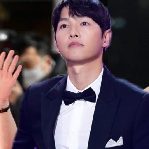 Rồng Xanh 2021: Song Joong Ki và “người tình” Jeon Yeo Bin ẵm giải