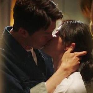 Mất ngủ với cảnh Jang Ki Yong táo bạo cưỡng hôn Song Hye Kyo 