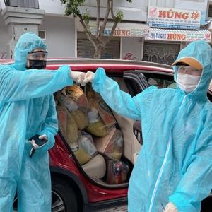 Dàn xe sao Việt đi cứu trợ: Diệp Lâm Anh Audi Q8 ; Tiểu Vy giản dị 