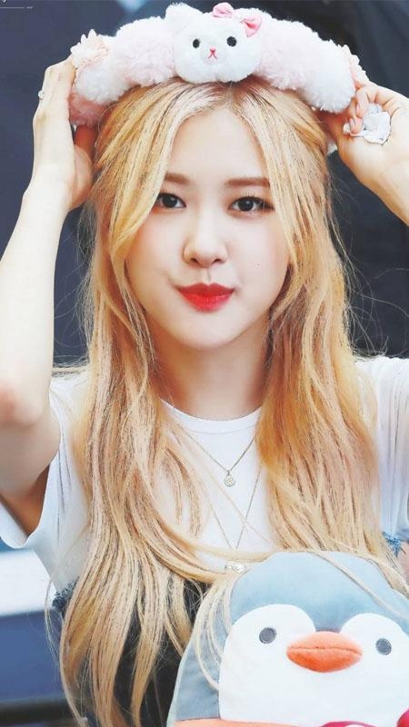 Cùng xem vẻ đẹp quyến rũ của nữ idol Kpop - Rosé! Tóc vàng cùng bộ đầm xanh nhẹ nhàng, tạo nên một vẻ ngoài trẻ trung cùng với nhan sắc xinh đẹp của cô ấy. Hãy thưởng thức ảnh cute của Rosé ngay!