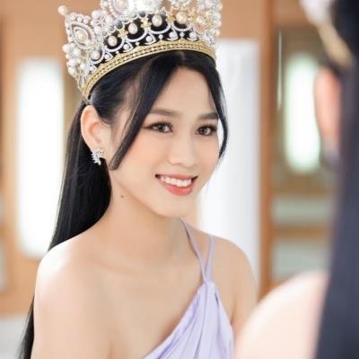 Hoa hậu Đỗ Thị Hà xinh đẹp, thần thái dẫu bị “team qua đường" chụp lén