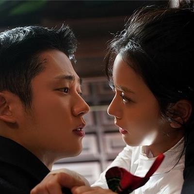 Những nụ hôn "đốt cháy" màn ảnh nhỏ Hàn của idol Kpop