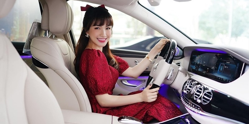 Gia tài khủng của Hòa Minzy: Xây biệt thự cho bố mẹ, tự sắm xe sang
