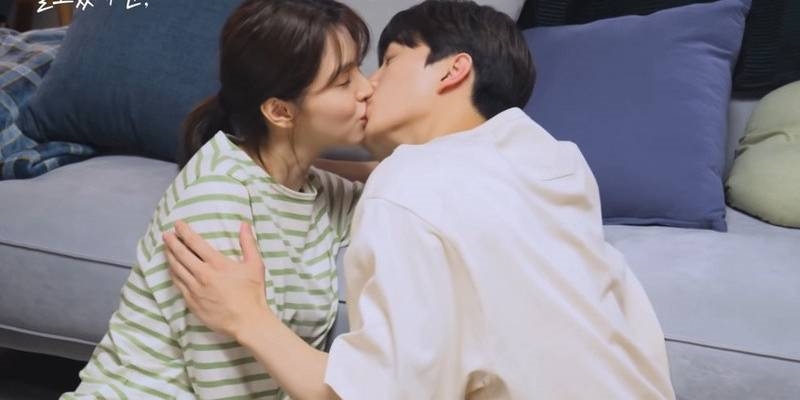 Hậu trường cảnh hôn trong phim Hàn: Han So Hee siêu phũ với Song Kang