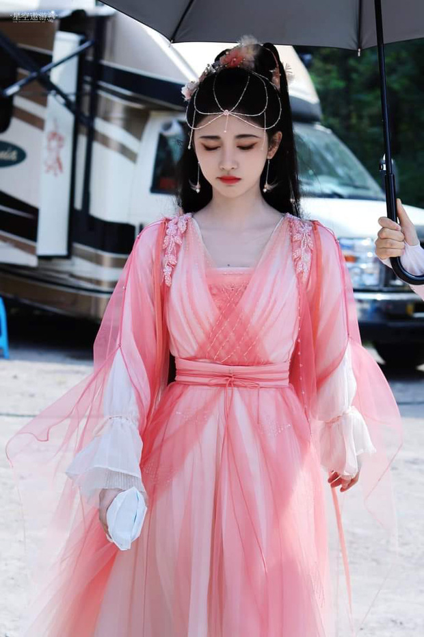 Sao Hoa Ngữ đọ sắc trong váy hồng cổ trang