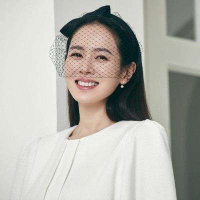 Son Ye Jin khoác váy cô dâu, Jung Ho Yeon khoe sắc trên bìa tạp chí