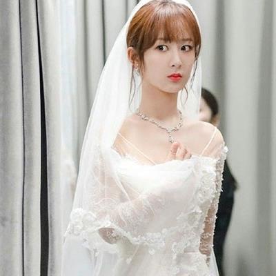 Dương Tử diện váy cưới vẫn không quên đam mê style trễ vai
