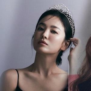 So kè 2 lần Song Hye Kyo đeo vượng miện: Đẹp ngút ngàn!