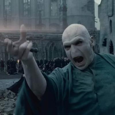 Là chúa tể hắc ám, Voldemort lại có cách cầm đũa phép hơi buồn cười