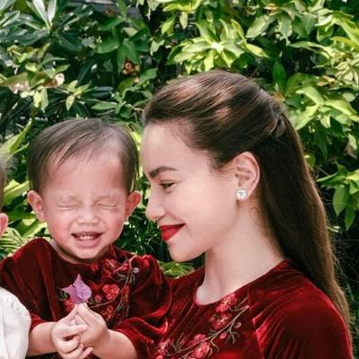 Sao Việt có con nhưng chưa mặc váy cưới: Hà Hồ hạnh phúc viên mãn