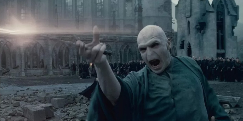 Là chúa tể hắc ám, Voldemort lại có cách cầm đũa phép hơi buồn cười