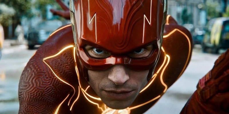 Ezra Miller có nguy cơ mất vai The Flash sau loạt ồn ào