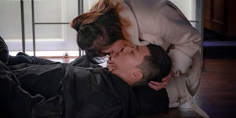 Nụ hôn màn ảnh đầu tiên của dàn sao hot 2022: Woo Sik-Da Mi quá choáng