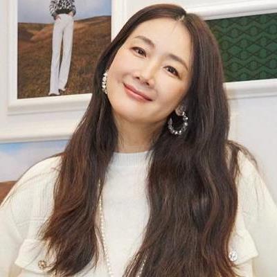 Choi Ji Woo: "Nữ hoàng nước mắt" thành bà mẹ U50 vẫn trẻ đẹp bất chấp