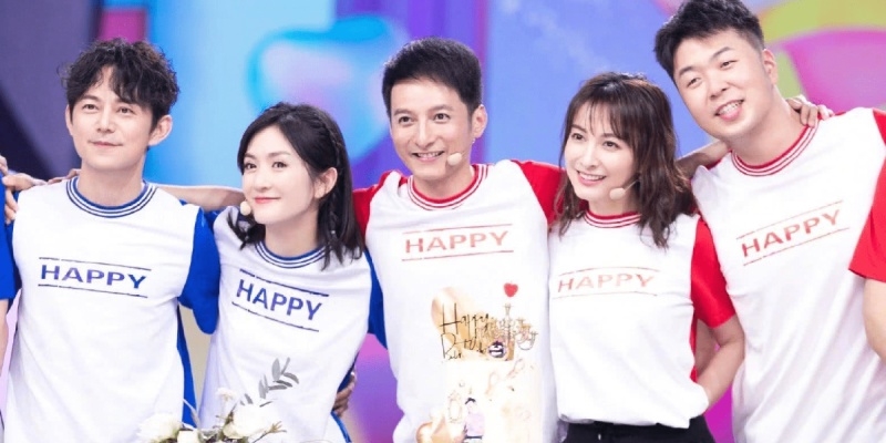 Tạ Na, Hà Cảnh, Ngô Hân và dàn MC Happy Camp sau nửa năm ngưng show