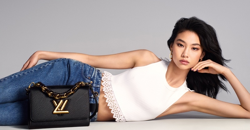 Jung Hoyeon diện túi xách Twist Louis Vuitton  Harpers Bazaar Việt Nam