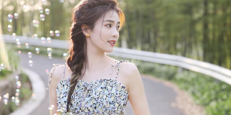 Bùng nổ summer vibes với loạt ảnh trong váy hoa của mỹ nhân Hoa Ngữ