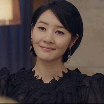 Yoon Ji Min của Hạ Cánh Nơi Anh: U50 trẻ trung hơn nhiều tuổi thật