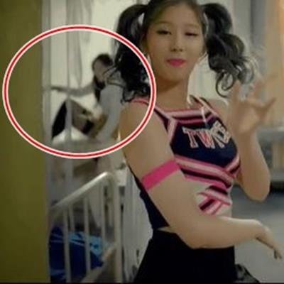 9 MV Kpop dính "sạn" khó phát hiện: Quần Jennie "đổi màu" luôn!