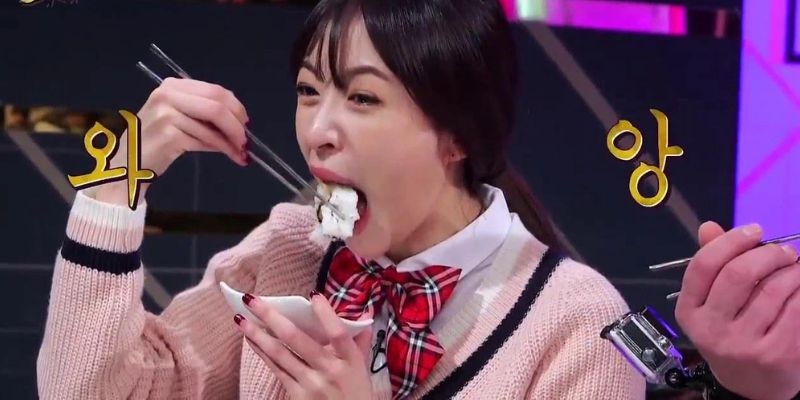 4 idol nữ Kpop có nết ăn gây tranh cãi: JooE nhai ngấu nghiến