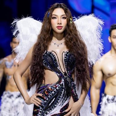 Hoa hậu Thuỳ Tiên xử đẹp mọi sự cố trên sàn diễn 