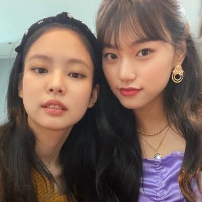 Hội bạn thân toàn người nổi tiếng của Jennie: Red Velvet có 2 idol