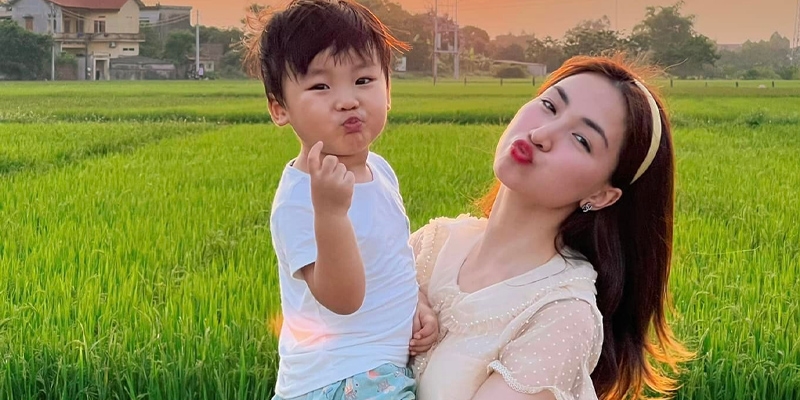 Hoà Minzy và dàn sao Việt làm mẹ đơn thân 