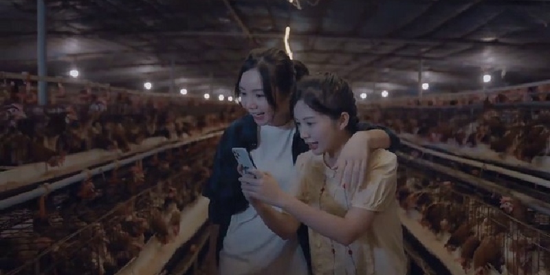 Ga-ra Hạnh Phúc: Sơn Ca và Vân thích thú tham quan trại gà nhà Trung