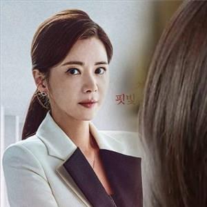 Jang Seo Hee của Sự Quyến Rũ Của Người Vợ: Tuổi 50 trẻ trung khó tin