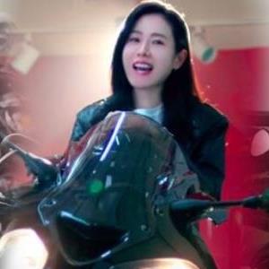 Mỹ nhân Hàn lái mô tô phân khối lớn: Song Hye Kyo giản dị vẫn đẹp