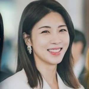 Gu thời trang ăn điểm của các mỹ nhân Hàn: Ha Ji Won đơn giản mà đẹp