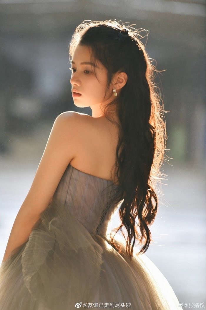 Ngu Thư Hân là một trong những nữ diễn viên nổi tiếng và quyến rũ nhất Trung Quốc. Hãy xem bức hình liên quan để khám phá thêm về sự nghiệp và phong cách của cô ấy.