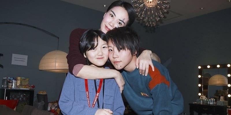 Hai cô con gái của Vương Phi: Con cả giản dị, con út xa hoa