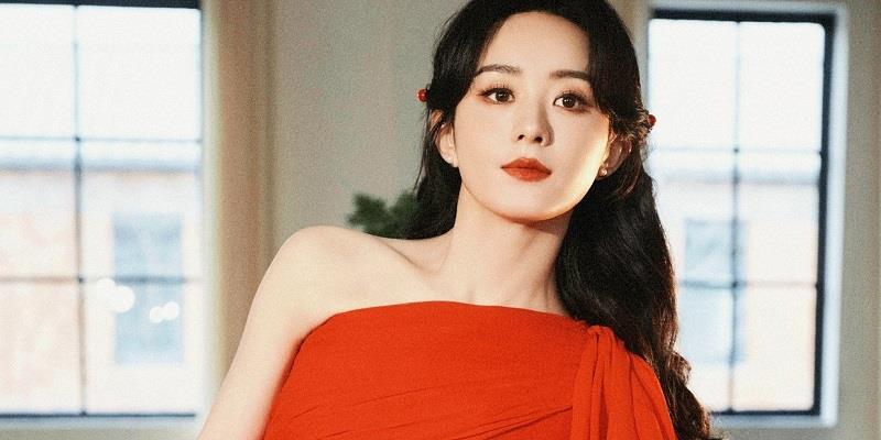 Vương Sở Nhiên: Lộ Tư lại sửa ảnh quá lố, Gia Luân phải kê chân để cao hơn  nữ chính?