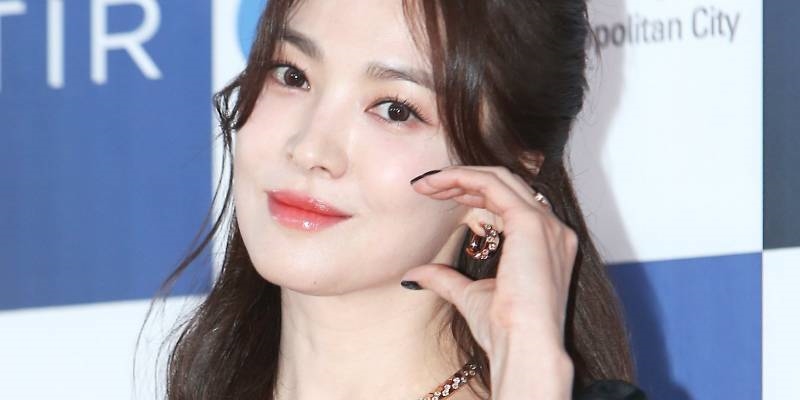 Song Hye Kyo gây sốt lễ trao giải 2023 khi “mang nhà 3 tỷ trên người”